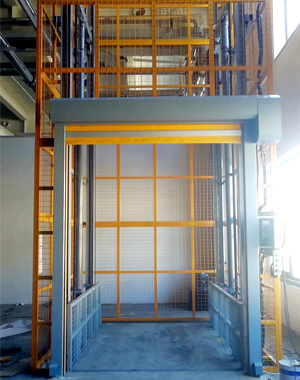 加装防护网升降货梯